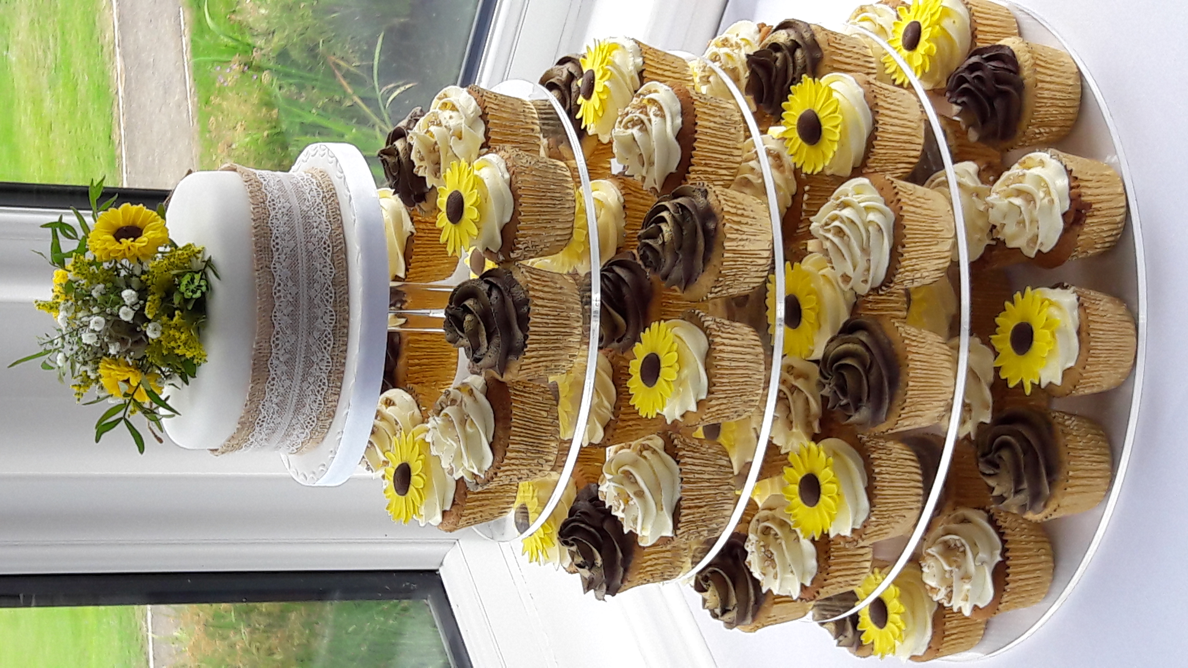 Decorated wedding cupcakes