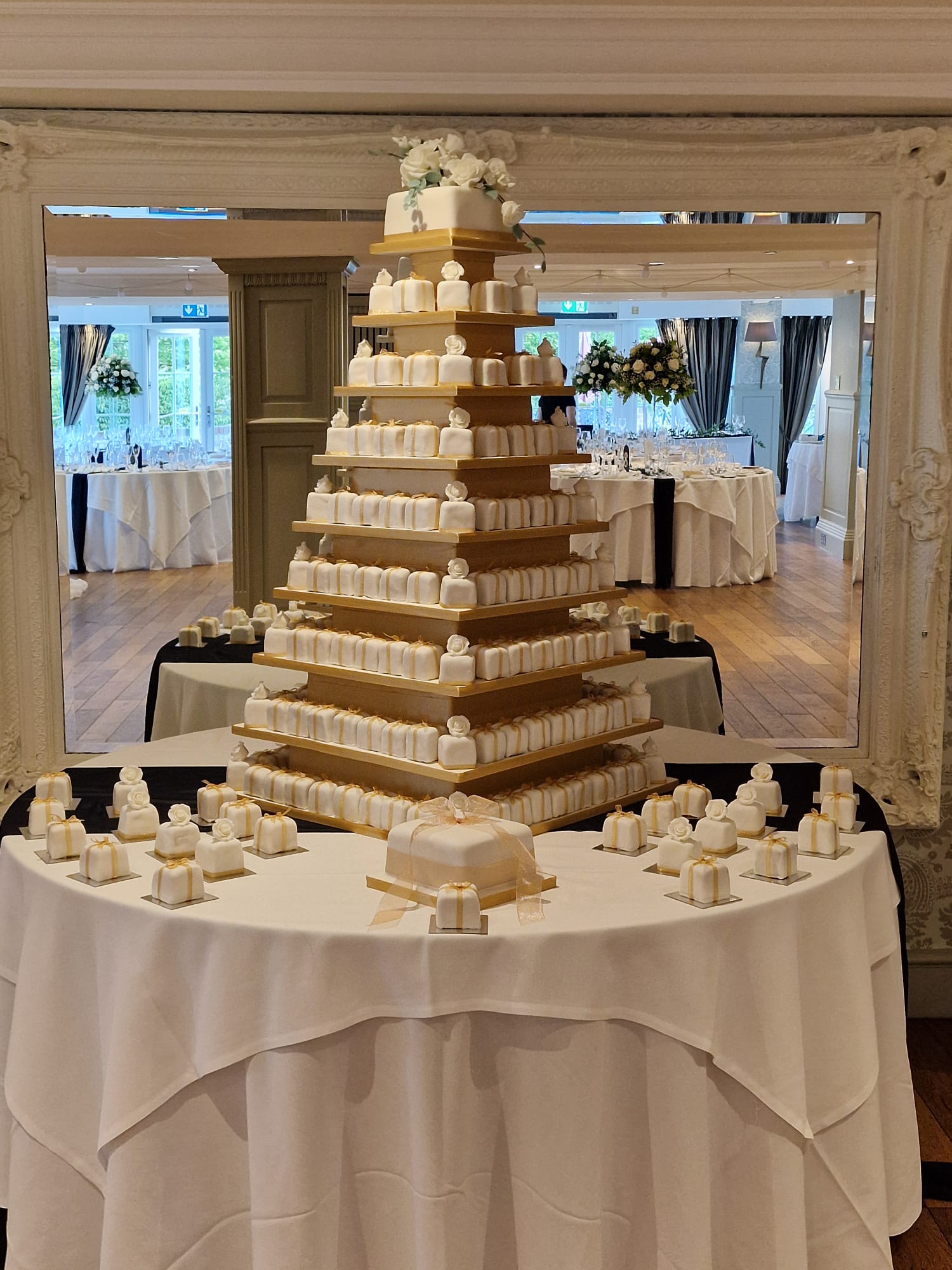 Individual mini wedding cakes