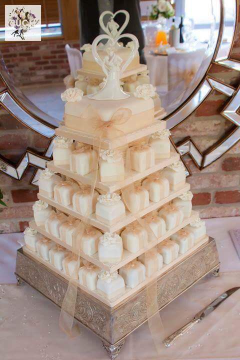 Individual mini wedding cake