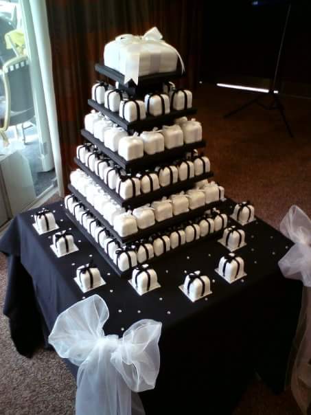 Individual mini wedding cake