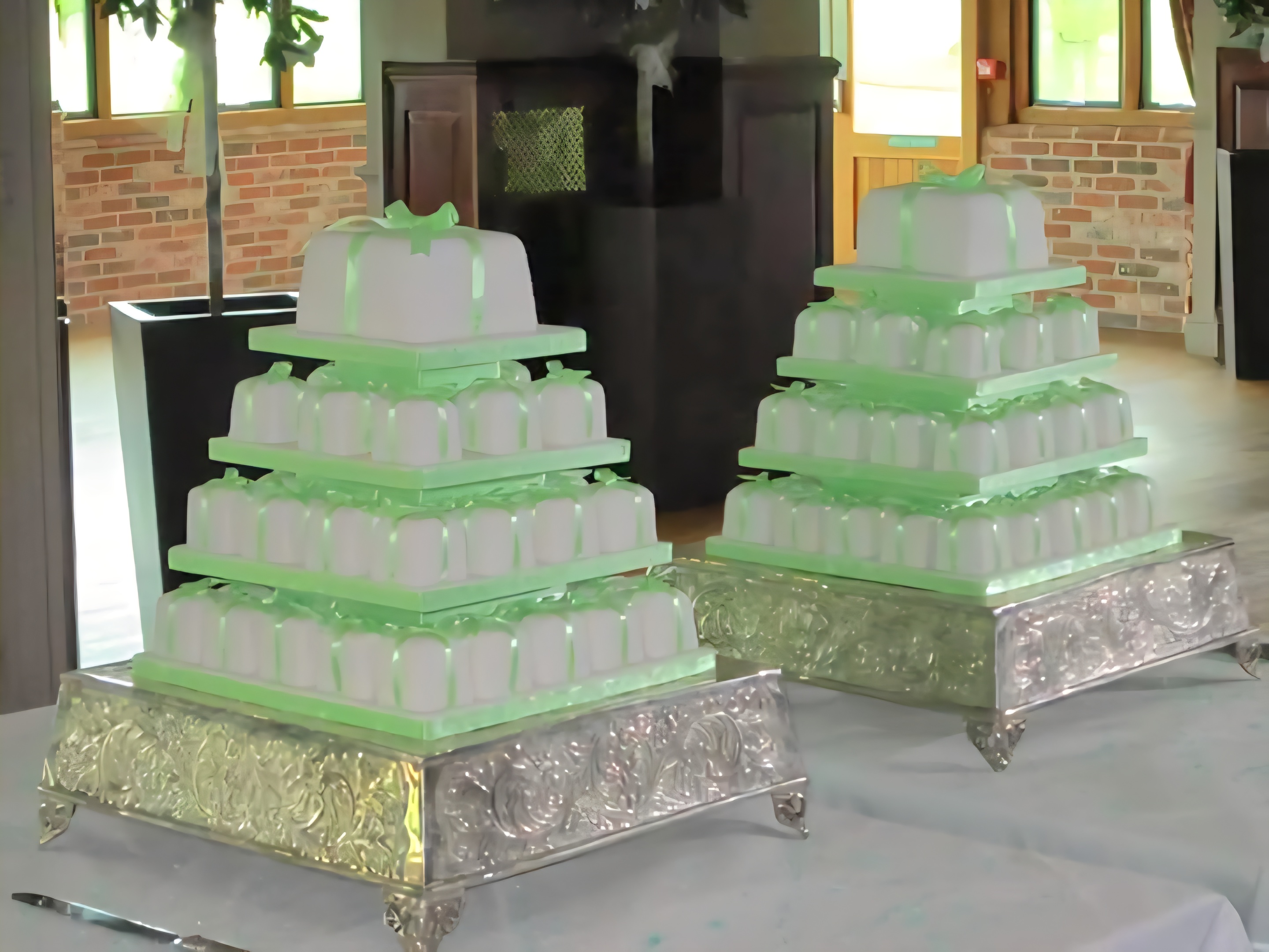 Decorated mini wedding cakes